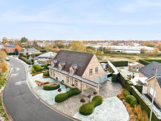 Deze karakteristieke villa met hoogwaardige afwerking in een rustige kwalitatieve wijk met veel groen ligt op een toplocatie wat betreft bereikbaarheid naar Frankrijk, Kortrijk, Roeselare en Ieper. <br /><br />ONTDEK DEZE VILLA VIA DE VIDEO: https://youtu.be/5vvHL_-GS3s<br /><br />INDELING:<br /><br />GLV: royale centrale inkomhal (14m²) - apart toilet - polyvalente ruimte (33m²) dat dienst kan doen als bureau/praktijkruimte - gezellige eet- en een leefruimte met charmante schouw (51,75m²) - volledig uitgeruste keuken met inductiekookplaat, microgolf- en heteluchtoven (+stoomfunctie), frigo, vaatwas, ingewerkte spoelbak en marmeren keukenblad (22,50m²) - berging (2,85m²) - bijkeuken/berging (...m²) - garage voor 2 wagens met dubbele automatische sectionale poorten (33m²) - oprit voor 2 wagens - terras in natuursteen (75m²) - prachtig aangelegde tuin met vijver (326m²) - tuinberging (10m²)<br /><br />VERDIEPING 1: royale nachthal (18,75m²) - 4 ruime slaapkamers (33m² - 22m² - 21m² - 18,75m²) - luxueus afgewerkte badkamer met marmeren vloer, ligbad, inloopdouche, dubbel wastafel en toilet (17m²) <br /><br />VERDIEPING 2: valtrap naar stockagezolder <br /><br />EXTRA: hoogwaardige afwerking met volle massieve parket, marmeren vloeren, kwalitatieve materialen - 10 zonnepanelen - recente keuken - zonnewering - zonneluifel - aircosysteem - alarminstallatie - waterontharder - Miele keukentoestellen/apparatuur<br /><br />Neem rechtstreeks contact op met de dossierbeheerder via,<br />winter@partnersinvastgoed.be<br />+32 (0)478 77 02 10