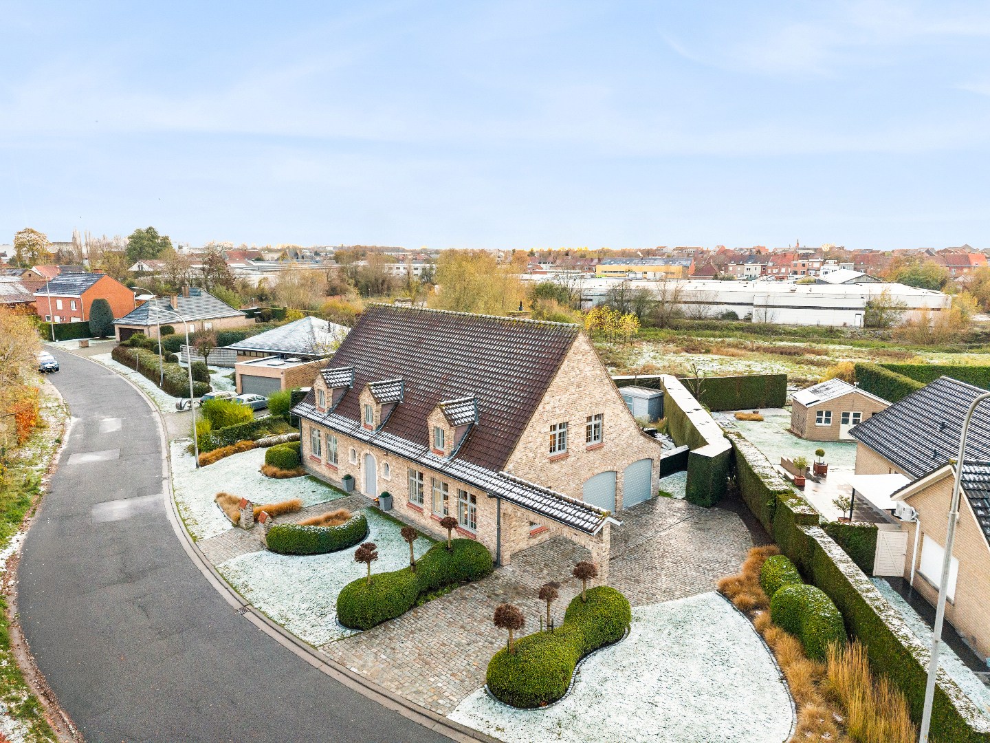 KWALITATIEF AFGEWERKTE VILLA IN RUSTIGE WIJK MET EPC B (172), 4 SLPKS, DUBBELE GARAGE EN 325M² BEW. OPP. - foto 3