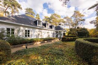 Voor verdere info of een vrijblijvende waardebepaling van uw eigendom: michael@homixx.be of 016 199 344.<br /><br />Ontdek deze uitzonderlijke, open statige witte villa gelegen aan de Nindsebaan te Keerbergen. <br />Gelegen op een indrukwekkend perceel van 2.961 m² en met een royale bewoonbare oppervlakte van 319 m², bevindt deze woning zich midden in het groen. U geniet hier van een volledig private tuin waar u in alle rust en privacy kunt ontspannen.<br /><br />Bij het betreden van de woning ervaart u meteen het oog voor luxe, comfort en veiligheid, mede dankzij het geïntegreerde B&amp;O geluidssysteem en het aanwezige brandalarm. De leefruimtes worden aangevuld door een ruime, kwalitatieve keuken. Met maar liefst 5 slaapkamers – waarvan verschillende kamers voorzien zijn van praktische ingemaakte kasten – en een elegante dressing, biedt dit pand een zee aan ruimte voor het ganse gezin. Het wooncomfort wordt compleet gemaakt door 3 badkamers, 3 afzonderlijke toiletten en een heerlijke sauna om ontspannen te herbronnen.<br /><br />Ook op praktisch vlak ontbreekt het deze villa aan niets. De woning beschikt over een handige berging/wasplaats, een droge kelder en een kruipkelder. De zolder is volledig geïsoleerd en eenvoudig toegankelijk via een uitschuifbare trap. Parkeren vormt eveneens geen enkel probleem: u beschikt over een inpandige garage met plaats voor 2 wagens én meerdere autostandplaatsen op de buitenparking. Buiten maakt het prachtige terras het aangename binnen-buitengevoel compleet.<br /><br />OVERDRACHT IN AANDELEN MOGELIJK, VOOR VOORWAARDEN CONTACTEER ONS.<br /><br />Een unieke opportuniteit voor wie op zoek is naar standingvol wonen te midden van het groen.