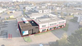 Magnifiek gelegen <strong>kantoorruimte van 344 m²</strong> met visibiliteit vanaf de bedrijvige Pontbeeklaan aan de rand van Brussel (Zellik). Vlotte bereikbaarheid dankzij de nabijheid van de R0 en de E40. <br /><br />De <strong>kantoorruimtes</strong> bevinden zich in het kwalitatieve <strong>Sphere Business Park</strong> , het gebouw is opgebouwd uit een stevige betonstructuur met polybetonvloeren (3 T/m²) en is uitgerust met moderne technieken zoals TL/LED-verlichting, ventilatiesystemen, een warmtepomp en airco die zowel kan verwarmen als koelen. Verwarming gebeurt via een recente gasketel, wat zorgt voor extra efficiëntie. Met maar liefst <strong>100 zonnepanelen</strong> en een energieneutraal op het 1ste verdiep biedt dit pand een vooruitstrevend antwoord op hedendaagse energie-uitdagingen.<br /><br />Naast functionele troeven zoals een lift, camerabewaking en <strong>15 parkeerplaatsen</strong>, beschikt het gebouw ook over een ruime, rustige binnentuin, een volledig uitgeruste fitness en een luxueuze keuken op de 1ste verdieping.<br /><br />Dit pand is uitermate geschikt voor uiteenlopende invullingen en biedt dankzij zijn moderne infrastructuur en energiezuinige karakter een bijzonder interessante opportuniteit voor wie toekomstgericht wil investeren.<br /><br />De <strong>opslagruimte van 250 m²</strong> met een vrije hoogte van 6 m en geïsoleerd dak is bijzonder functioneel en kwalitatief afgewerkt, ideaal voor diverse logistieke of bedrijfsmatige toepassingen. Opgetrokken in een solide betonstructuur met polybetonvloeren die een belasting tot 3 T/m² aankunnen, biedt deze ruimte de nodige stevigheid voor zowel zware als lichte opslag. Dankzij een grote lichtstraat en efficiënte LED-verlichting is de ruimte aangenaam verlicht, <strong>2 ruime sectionale poorten</strong> van 4 m B x 4,5 m H zorgen voor een vlotte toegang. Daarnaast is er ook nog een mezzanine van 60 m². <br /><br />Aarzel niet en contacteer<strong> PANORAMA B2B</strong> voor bijkomende inlichtingen, plannen of een plaatsbezoek <strong>0477 09 00 09</strong>.
