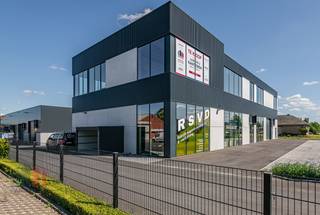Nieuwbouw kantoorruimte met een oppervlakte van 153 m² en 3 privatieve parkeerplaatsen te koop.Het casco kantoor situeert zich op de 1e verdieping en...