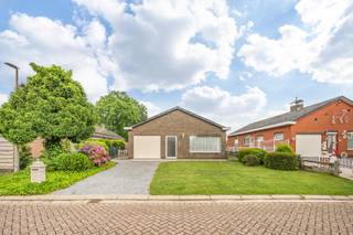 Te renoveren, gelijkvloerse woning met o.a. 3 slpks, badkamer en inpandige garage. Dit allemaal in een rustig, doodlopende straat op een steenworp...