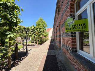 <p><span>Sympathieke woning in een oase van rust middenin centrum </span></p><p><span> </span></p><p><span>Deze woning is gelegen op het verkeersvrij woonerf "Hof van Gorus".</span></p><p><span>Middenin het centrum en toch enorm rustig en in een groene omgeving.</span></p><p><span>Indeling : inkomhal, lichtrijke living met open ingerichte keuken (boven- en onderkasten, fornuis, dampkap, koelkast), aparte toilet,</span></p><p><span>2 slaapkamers, badkamer met douche. </span></p><p><span>De woning beschikt over een privaat terras/koer en over een gemeenschappelijke binnentuin die onderhouden wordt</span></p><p><span>door de eigenaar. </span></p><p><span>Fietsen kan u plaatsen in een gemeenschappelijke bergruimte.</span></p><p><span>Gemeenschappelijke kosten : € 30 per maand.</span></p><p><span>Onmiddellijk beschikbaar</span></p><p><span> </span></p><p><span>Info of een bezoek ter plaatse contacteer Immo Twins 052/55.55.55 of info@immotwins.be </span></p><p><span> </span></p>