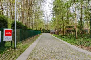 Bent u op zoek naar een uitzonderlijk perceel om uw droomvilla te realiseren? Deze ruime bouwgrond van circa 2.074 m² ligt in het residentiële...