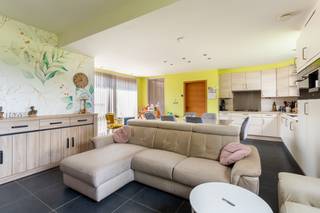 Aan de voorzijde komt u binnen in de hal met toegang tot het gastentoilet en de master-bedroom. Ook van hieruit toegang tot de ruime living met...