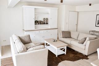 Modern 2-slaapkamerappartement te huur in de recente residentie “Angulo”, Koninginnelaan 44 te Middelkerke. Gelegen op een absolute toplocatie vlakbij openbaar vervoer, winkels en centrum van Middelkerke! Een verfijnde afwerking en zachte, lichte tinten geven dit moderne appartement een tijdloze uitstraling. Het appartement beschikt over een fietshaak in de gemeenschappelijke fietsenberging! <br /><br />Indeling: <br />- Leefruimte met open keuken voorzien van allerlei toestellen alsook opbergruimte<br />- nachthal<br />- Slaapkamer 1 (dubbel bed)<br />- Slaapkamer 2<br />- Badkamer met inloopdouche en lavabomeubel<br />- Apart toilet<br /><br />Algemene kosten: 50 euro per maand <br />+ provisie verwarming: 50 euro per maand<br /><br />Het appartement wordt ongemeubeld verhuurd. <br /><br />Ben je geïnteresseerd in dit pand te huur in Middelkerke? Ga naar de website www.dewaele.com, klik op het pand dat je wenst te huren. Via de rode knop "vraag je bezoek aan" vragen we u kort een profiel in te vullen. Daarna nemen we contact op voor een bezoek. Telefonisch kunnen er geen afspraken gemaakt worden. <br /><br />Deze AI-visualisaties zijn bedoeld als inspiratie. Er werd geen rekening gehouden met technische specificaties, stedenbouwkundige voorschriften of de concrete mogelijkheden tot realisatie.