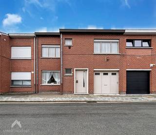 <p>Op zoek naar een woning met ruimte, een fijne ligging en vooral veel potentieel? Deze te renoveren woning biedt een stevige basis om volledig naar eigen smaak en wensen te transformeren.</p>
<p>Via de inkomhal kom je in de ruime leefruimte. De aansluitende keuken geniet van een mooi zicht op de zonnige, zuidgerichte tuin en biedt een aangename connectie met het buitenleven. Via de keuken is er toegang tot de garage met praktische wasplaats.</p>
<p>Achteraan geniet je van een gezellige privatieve tuin met terras en tuinhuis, ideaal om in alle rust te ontspannen, te spelen of gezellig te tafelen.</p>
<p>Op de eerste verdieping bevinden zich maar liefst 4 slaapkamers en een badkamer met douche en lavabo. Via het trapluik bereik je de ruime, geïsoleerde zolder, die extra bergruimte biedt en bovendien mogelijkheden creëert voor verdere inrichting.</p>
Een woning met een uitstekende basis, aangename buitenruimte en heel wat potentieel voor wie een renovatieproject zoekt en zijn eigen woondroom wil realiseren.<br /><br />Extra troeven<br /><br />
<ul>
<li>rustig en goed gelegen</li>
<li>deels dubbele beglazing</li>
<li>regenwaterput</li>
<li>dichtbij school, winkel & E403</li>
<li>zuidgerichte tuin</li>
<li>veel potentieel</li>
</ul>
<br />Deze woning is te koop ZONDER makelaar via het concept van Smart Houses. Wenst u verdere inlichtingen of een bezoek? Contacteer rechtstreeks de eigenaar via 0476/21.54.34