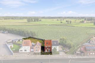 Deze te renoveren halfopen bebouwing is gelegen in de Esenstraat 76, in het rustige dorpscentrum van Zarren (deelgemeente van Kortemark), op een perceel van 749 m² met een vrij uitzicht op de velden. Het dorpscentrum van Zarren ligt op wandelafstand voor de dagelijkse voorzieningen. Buslijn 35 (Diksmuide–Zarren–Kortemark–Torhout) doet de buurt aan, waardoor ook Kortemark-centrum, Torhout (± 8 km) en Diksmuide (± 14 km) met hun ruimer winkelaanbod, station en scholen vlot bereikbaar zijn.<br />De woning heeft een vloeroppervlakte van 142 m² en telt een kelder. Op het gelijkvloers bevinden zich een inkomhal, eetkamer, woonkamer, keuken, badkamer en wasruimte. De eerste verdieping biedt 3 slaapkamers, met daarboven nog een zolder. Achteraan is er een ruime tuin met tuinbergingen. De woning is toe aan renovatie en biedt zo tal van mogelijkheden om volledig naar eigen smaak in te richten.<br />Het pand heeft een EPC-label F (564 kWh/(m² jaar)). Met de minimale verplichtingen is aan de renovatieplicht voldaan.<br />De vraagprijs bedraagt €215.000. Elk bod wordt voorgelegd aan de eigenaar, die vrij is om dit al dan niet te aanvaarden.<br />Een te renoveren woning met ruim perceel, vrij zicht op de velden en alle dorpsvoorzieningen binnen handbereik, centraal in Zarren-Kortemark. Neem dan gerust contact met ons op voor een bezoek ter plaatse, via 051 49 49 11!<br />