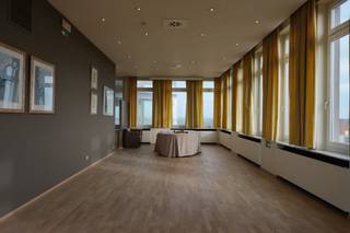 Op de 11de en 12de verdieping van deze gekende residentie 'Orchidee' nabij het centrum van Roeselare vind je het horecagedeelte, keuken...