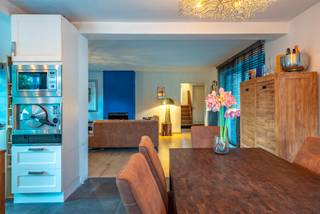 Welkom in de Begonialaan 5 te Kalmthout, gelegen in het gegeerde Heide – een rustige, groene en residentiële omgeving waar het aangenaam wonen is.<br /><br />Deze open bebouwing biedt ruimte, comfort en een doordachte indeling, ideaal voor gezinnen of wie wonen en werken wil combineren.<br /><br />Bij het betreden van de woning komt u in een warme en uitnodigende leefruimte, stijlvol opgedeeld in een gezellige zithoek en een aparte tv-hoek. De grote raampartijen zorgen voor een mooie lichtinval en een aangenaam zicht op de tuin.<br /><br />Aansluitend bevindt zich de ruime leefkeuken op tegelvloer, uitgerust met een kookeiland en voldoende plaats voor een eettafel – dé plek om samen te koken en te genieten met familie en vrienden.<br /><br />Verder op het gelijkvloers vindt u een grote bureauruimte, ideaal als thuiswerkplek of hobbykamer, evenals een praktische berging.<br /><br />Op de verdieping beschikt de woning over een masterbedroom met dressing en ensuite badkamer, voorzien van een douche, dubbel lavabomeubel, toilet en handdoekradiator. Daarnaast zijn er nog drie volwaardige slaapkamers en een tweede badkamer met ligbad en dubbel lavabomeubel – perfect voor een groter gezin.<br /><br />Buiten geniet u van een onderhoudsvriendelijke tuin rondom de woning en meerdere overdekte terrassen, zodat u het hele jaar door comfortabel buiten kan vertoeven. <br />De ruime oprit en carpoort bieden plaats aan meerdere wagens. Keuring elektriciteit is conform.<br /><br />Een ideale combinatie van ruimte, comfort en een topligging in Heide.<br /><br />Interesse? Contacteer ons vandaag nog voor een bezoek!<br />03/568.03.03 – info@vastgoed03.be