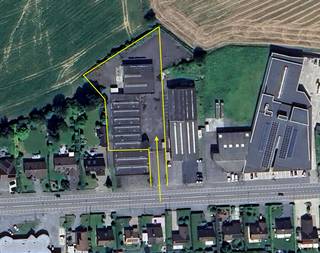 Bien commercial à louer situé le long de la Chaussée de Tournai à Ath.A côté d'enseignes Mercedez Monnier, PointCarré, Eggo keukens, Dovy, Stock Ath,...