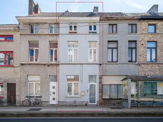 À distance de marche de la Coupure et avec l'arrêt de tram devant la porte menant au centre de Gand se trouve cette maison de ville entièrement rénovée. Malgré l'année de construction 1960, la maison a une sensation étonnamment contemporaine grâce à une rénovation complète en 2018.<br />En passant par une porte coulissante, vous entrez dans un espace de vie ouvert et lumineux qui s'étend de l'avant à l'arrière. À l'avant se trouve le salon avec un escalier ouvert moderne, à l'arrière une cuisine lumineuse avec un îlot de cuisine, deux puits de lumière et une grande fenêtre. Le débarras, les toilettes et la buanderie sont séparés et il y a accès à une cave spacieuse et à une agréable cour urbaine.<br /><br />Au premier étage, il y a une grande chambre et une salle de bain lumineuse avec baignoire sur pieds et douche séparée. Le deuxième étage offre deux chambres supplémentaires, dont l'une est actuellement utilisée comme bureau.<br /><br />Surface habitable 146 m², parcelle 90 m², étiquette énergétique B.
