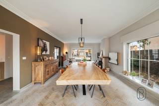 Deze karaktervolle villa werd recent mooi en charmant gerenoveerd, met behouw van authentieke elementen (mooie visgraatparket, schouw, trap), en...