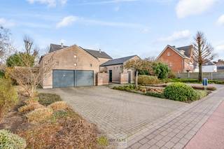 EXTRA RUIME VILLA MET EEN PRACHTIG LICHTRIJKE LEEFRUIMTE, RUIME KEUKEN, 4 SLAAPKAMERS, 2 BADKAMERS EN EEN RUIM PRAKTIJK/KANTOORGEDEELTE OP EEN...