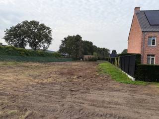 Mooi villagrond zonder enige bouwverplichting op het einde van een rustige straat in Sint-Job.
De bouwgrond is volledig uitgerust met alle nutsvoorzieningen. Het gaat om lot 1 van de verkaveling. Je kan er tot maximaal 2 bouwlagen en een hellend of plat dak bouwen. De straat is iets hoger gelegen waardoor de grond een slechte waterscore heeft. Het is een zanderige grond, er heeft trouwens nooit water opgestaan. Toch moet men met een overstroombare kruipkelder bouwen wat een kleine meerkost is. De woning mag per verdiep 114m² groot gebouwd worden.
De grond ligt in een residentiële buurt op het einde van een doodlopende straat, vlakbij alle voorzieningen.
