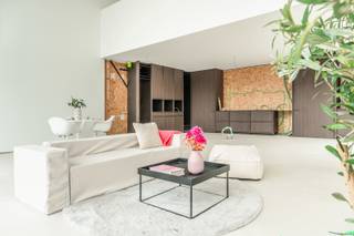 Deze moderne open bebouwing in het rustige Branst (Bornem) combineert strakke architectuur met functionele ruimte, en biedt nog tal van afwerkingsmogelijkheden naar eigen smaak en budget. <span><span><span><span><span>Grote glaspartijen zorgen voor overvloedig natuurlijk licht en geven het geheel een eigentijdse uitstraling. Binnenin zijn reeds enkele technieken en sanitaire voorzieningen voorzien, samen met de eerste sanitaire installaties, wat een stevige basis biedt voor verdere afwerking. Er zijn nu al enkele kwalitatieve materialen zichtbaar, zoals stijlvolle mortex vloeren en verfijnde architecturale details, die meteen de toon zetten voor het afwerkingsniveau dat hier mogelijk is. </span></span></span></span></span><span><span><span><span><span>Op het eigen perceel bevindt zich bovendien een magazijn van 150 m² – dat momenteel wordt verhuurd voor 700 euro per maand. Kortom, dit is een toekomstgerichte woning op een rustige locatie, met ruimte, licht, een modern ontwerp en een functioneel bijgebouw – een unieke kans voor wie graag zijn eigen stempel drukt op zijn thuis.</span></span></span></span></span><br />