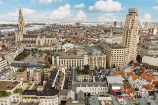 <h2><span>EXCLUSIEF PENTHOUSE DUPLEX APPARTEMENT </span></h2><h2><span>MET GROOT TERRAS (PRIVACY)</span></h2><h2><span>OP AAA-LOCATIE IN ANTWERPEN </span></h2><p><span> </span></p><p><span>Bruisend Antwerpen aan je voordeur, rust en privacy zodra je binnenkomt. </span></p><p><span>Dit exclusieve penthouse duplex appartement aan de Lombardenvest combineert royale volumes met een verfijnde afwerking, twee mastergedeeltes en een uitzonderlijk dakterras. </span></p><p><span>Maatwerk, bijzondere wandafwerking en een doordacht lichtplan maken het verschil.</span></p><p><span> </span></p><p><span>3E VERDIEPING</span></p><p><span>De royale leefruimte baadt in natuurlijk licht en sluit aan op de luxueuze leef-eetkeuken. </span></p><p><span>Het ruime kookeiland, Taj Mahal-kwartsiet en hoogwaardige AEG-toestellen(Inductie-vuur, vaatwasser, combi-microgolfoven, digitale oven, grote ijskast, grote koelkast) vormen het decor voor gezellige avonden en stijlvol ontvangen.</span></p><p><span>Aanpalend een berging met technieken.</span></p><p><span>Het eerste mastergedeelte beschikt over een eigen badkamer, dressing en ingemaakte kasten. </span></p><p><span>Een open trap leidt naar de bovenverdieping.</span></p><p><span> </span></p><p><span>4E VERDIEPING</span></p><p><span>Het tweede mastergedeelte met eigen badkamer en dressing geniet van rechtstreeks terrascontact. </span></p><p><span>Natuursteen, geïntegreerde verlichting en maatwerk geven de badkamers een luxueuze uitstraling. </span></p><p><span>Een praktische wasruimte en apart gastentoilet vervolledigen het comfort.</span></p><p><span> </span></p><p><span> </span></p><p><span>ZOMERWOONKAMER & DAKTERRAS</span></p><p><span>De zomerwoonkamer ca. 30m² met overvloed aan licht, opent naar een zuidgericht dakterras van circa 30 m². </span></p><p><span>Buiten tafelen, loungen of ontspannen in de jacuzzi, met uitzicht op de Kathedraal en de Boerentoren: </span><span>hier beleef je de stad vanuit je eigen oase van rust.</span></p><p><span> </span></p><p><span>AAA-LOCATIE</span></p><p><span>Wonen in het exclusieve winkelhart van Antwerpen, vlak bij de Groenplaats, restaurants en boetieks. Aan de achterzijde zorgt een rustig plein voor een aangenaam contrast met het stadsleven.</span></p><p><span> </span></p><p><span>KELDER & PARKING</span></p><p><span>Incl. Bijzondere kelder van ca. 13 m² met een plafondhoogte van maar liefst 4,7 meter.</span></p><p><span>Ondergrondse autostaanplaats optioneel bij te kopen </span><span>@ €49.000. </span></p><p><span> </span></p><p><span>EXTRA TROEVEN:</span></p><ul><li><span>Unieke luxueuze en duurzame afwerking</span></li><li><span>EPC A-LABEL</span></li><li><span>AIRCO </span></li><li><span>Ventilatie type D</span></li><li><span>2 MASTER gedeeltes (SLK, BADK, Dressing)</span></li><li><span>ZUID Dakterras 30 m² - FULL Privacy - Jacuzzi</span></li><li><span>LIFT</span></li><li><span>KELDER </span></li><li><span>PARKING</span></li></ul><p><span> </span></p><p><span>Informatieplicht: Vg, Wche, Gmo, Gvv, Gvkr, afmetingen cfr. EPC.</span></p><p><span> </span></p>