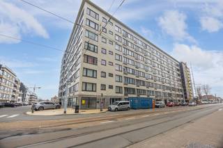 This spacious and bright studio with a south-facing terrace is located on the first floor of Residence Wimbledon C (Leopoldlaan 137) in Middelkerke, just a short walk from the seafront promenade. Thanks to its central location, you are within walking distance of the beach, casino, shops, restaurants and public transport.<br /><br />The studio offers a practical layout and also includes a private basement storage unit, which is a valuable extra for a seaside property.<br /><br />Layout:
<ul>
	<li>Bright living area with large windows</li>
	<li>Equipped kitchen</li>
	<li>Bathroom with bathtub and shower possibility, toilet and washbasin</li>
	<li>Separate sleeping corner with fold-away bed</li>
	<li>South-facing terrace</li>
	<li>Private basement storage</li>
	<li>The building also provides a communal bicycle storage room and a waste disposal area.</li>
</ul>
<br />Key features:
<ul>
	<li>EPC rating B</li>
	<li>Sunny south-facing terrace</li>
	<li>Central location close to the seafront, shops, restaurants, public transport and the new casino</li>
	<li>Private basement storage</li>
	<li>Communal bicycle storage</li>
	<li>Fully furnished and ready to move in</li>
	<li>Parking possibilities in the immediate vicinity</li>
</ul>
Several important renovation works have already been completed in the residence, including the renewal of the elevators, the renovation of the rear façade with terraces, and the roof.<br /><br />With a potential rental income of €600 per month, this property could offer a net yield of approximately 4.63%.<br /><br />Are you looking for a centrally located studio by the sea, ideal as a second home or investment? Contact us today to schedule a viewing and discover the potential of this property.