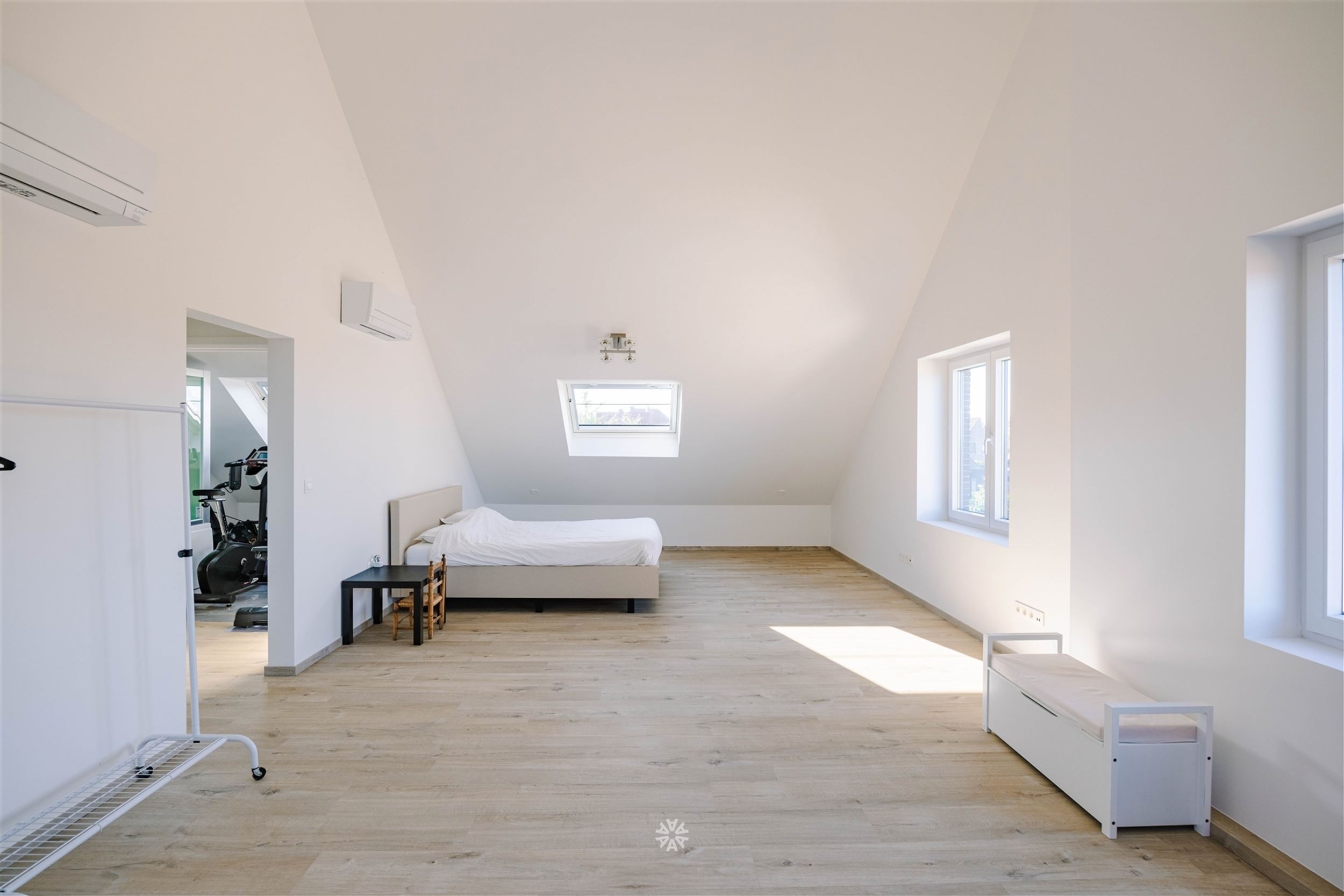 Move-in ready home with 5 bedrooms - photo 5