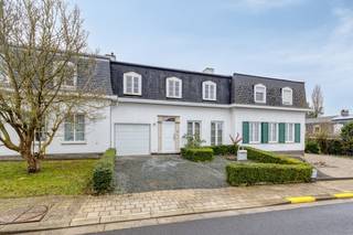 immo DAVID stelt u deze charmante en verzorgde tweegevelwoning met aangename, zuidwest georiënteerde tuin voor, ideaal voor wie comfortabel wil...