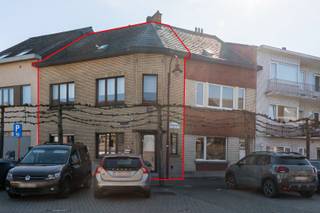 Charmante instapklare starterswoning in het hart van Scherpenheuvel<br />Op zoek naar een gezellige woning op een toplocatie? Deze instapklare starterswoning is ideaal voor jonge koppels en bevindt zich in het bruisende centrum van Scherpenheuvel, op slechts 150 meter van de prachtige basiliek. Hier woont u midden in een levendige omgeving met tal van gezellige cafés en restaurants binnen handbereik.<br /><br />De woning beschikt momenteel over twee volwaardige slaapkamers, met de mogelijkheid om een derde slaapkamer te creëren – perfect voor wie nood heeft aan extra ruimte of een thuisbureau.<br /><br />Binnenin is de woning leuk en smaakvol ingericht, waardoor u zich er meteen thuis voelt. Bovendien zijn er nieuwe radiatoren geplaatst en werd er recent een condensatieketel geïnstalleerd, wat zorgt voor een efficiënte en comfortabele verwarming (EPC: D). geen renovatie plicht!<br /><br />Parkeren kan eenvoudig met een bewonerskaart, en er is een laadpaal aanwezig op het openbaar domein vlak voor de woning – een extra troef voor elektrische rijders.<br /><br />Kortom, een ideale woning voor starters of jonge koppels die centraal en comfortabel willen wonen in een levendige en historische omgeving. Op heilige grond😊<br /><br />Om privé redenen zijn er geen foto’s beschikbaar binnen in de woning.<br /><br />Interesse? Neem snel contact op voor een bezoek!<br /> 