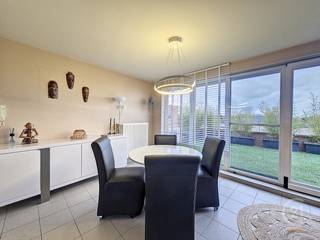 Op zoek naar een ruim en verzorgd appartement op een rustige locatie in Westende? Dit instapklare appartement van 100 m² beschikt over twee slaapkamers, een lichtrijke leefruimte, een ruime keuken en een praktische berging. Daarnaast geniet u van een aangenaam terras waar u in alle rust kunt ontspannen.<br />De woning beschikt over een private ingang en extra bergruimte, ideaal voor fietsen of ander materiaal. Dankzij het ontbreken van een syndicus zijn er geen gemeenschappelijke kosten. Met een EPC-label C en een asbestveilig attest biedt dit appartement bovendien een zorgeloze en energiezuinige woonervaring.<br />Het appartement wordt momenteel op jaarbasis verhuurd en vormt daardoor niet alleen een aangename woonst, maar ook een interessante investeringsopportuniteit met onmiddellijk rendement.<br />Een ideale keuze als vaste woonplaats, tweede verblijf aan de kust of investering.