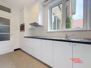 Cet appartement charmant et rénové est situé à Bruges et offre une parfaite combinaison de confort et de convivialité urbaine. L’espace de vie est aménagé avec style et fonctionnalité, créant un endroit agréable pour se sentir chez soi.<br /><br />L’appartement comprend une chambre et une salle de bain, ce qui le rend idéal pour les primo-accédants, les personnes seules ou les couples à la recherche d’un logement chaleureux et bien entretenu. La disposition est efficace et bien pensée, optimisant chaque pièce.<br /><br />Grâce à son emplacement central à Bruges, toutes les commodités sont à portée de main, des cafés accueillants aux sites culturels. Cet appartement est un excellent choix pour ceux qui souhaitent vivre dans un quartier animé tout en bénéficiant d’un cadre de vie paisible.