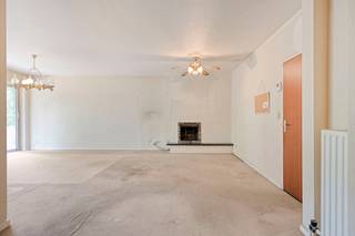 <p>Welkom in dit volledig te renoveren appartement, gelegen op de eerste verdieping aan de Hoogboomsteenweg in Kapellen. De ideale thuisbasis om te genieten van zowel rust als de nabijheid van de bruisende activiteiten die Kapellen te bieden heeft. </p>

<p>Dit appartement is volledig te renoveren en biedt de mogelijkheid om het volledig naar eigen smaak in te richten. Naast de ruime L-vormige living bestaat dit appartement uit een ruime keuken, terras over de volledige breedte, inkomhal met apart toilet en vestiairekast, grote badkamer en 2 slaapkamers.<br />Onderaards is er een ruime en handige kelder voorzien.<br />De gemeenschappelijke kosten bedragen +/- 170€/mnd. voor syndicus, blokpolis, onderhoud, lift, elektriciteit gemene delen, reservefonds, ...</p>