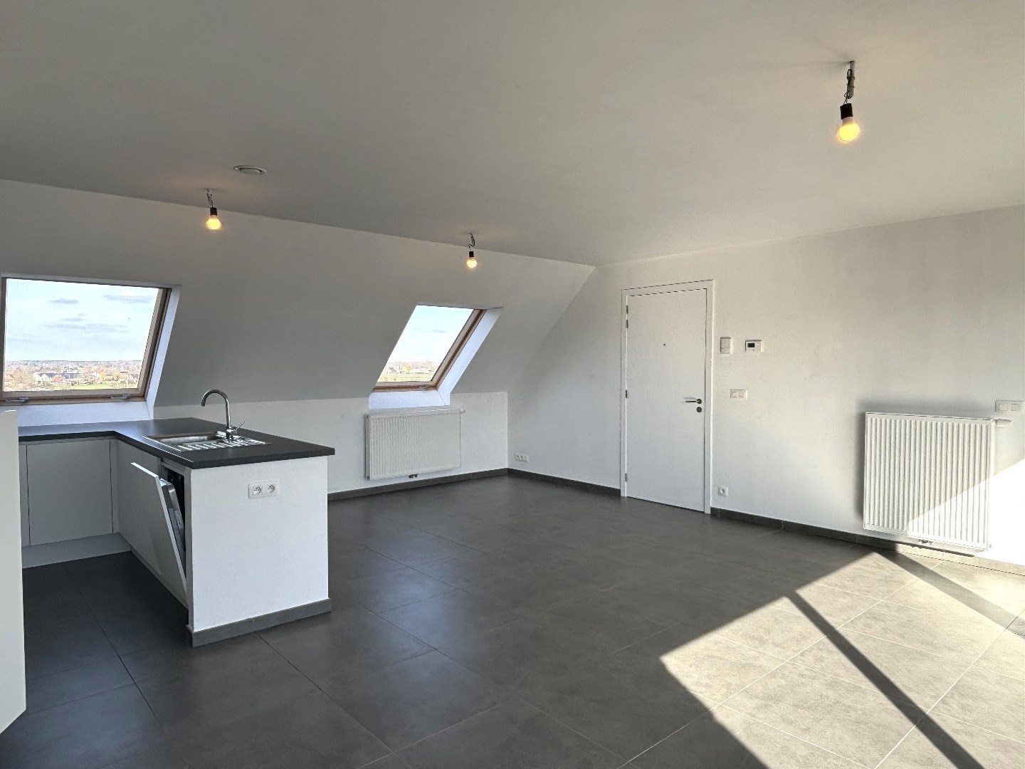 KWALITATIEF AFGEWERKT DAKAPPARTEMENT MET 2 SLAAPKAMERS, GARAGEBOX EN AUTOSTAANPLAATS - foto 4