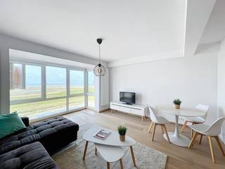 Dit appartement is goed en rustig gelegen aan de Baai van Heist.<br /><br />Indeling: Hall, aangename leefruimte met open zichten op zee, open ingerichte keuken, badkamer en een afzonderlijke slaapkamer. Kelderberging aanwezig op -1, gemeenschappelijke fietsenberging. Volledig vernieuwd. Het perfecte vakantie appartement met goede verhuurmogelijkheden.<br />Mooi aanbod voor wie wil genieten van zee en rust op de Zeedijk in Knokke-Heist.<br /><br />Info en bezoek bel Andries De Leyn 0472 53 66 09