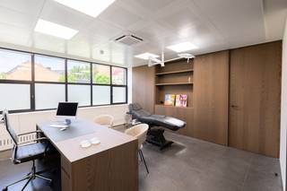 Dit is een turn-key oplossing voor zorgprofessionals die onmiddellijk operationeel willen zijn.Ideale, centrale ligging in Brugge Centrum. Goede bereikbaarheid.Verschillende oppervlaktes beschikbaar.Ultra hoge afwerkingsgraad. Inspraak in de finale afwerking van de huurunit is mogelijk.Huren is mogelijk full-time of in daghelften.Voldoende parking aanwezig.All-in huurformule: De huurprijs is inclusief alle kosten: Kostenpost inbegrepen Elektriciteit, water, verwarming, Wi-Fi Onroerende voorheffing (OV)BrandverzekeringProfessionele onthaaldienstenOptionele faciliteiten:Huur van een uitgerust operatiekwartier.Huur van luxueuze patiëntenkamers voor post-operatieve opvang.Dit is een zakelijke, efficiënte oplossing voor uw praktijkvestiging. U huurt een afgewerkte ruimte en betaalt één prijs voor een complete service.Bent u op zoek naar bedrijfsvastgoed bestaande uit professionele praktijkruimtes te huur? Aarzel dan zeker niet om contact op te nemen voor specifieke plattegronden, prijzen en een bezichtiging.