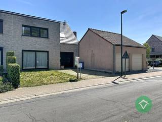 Deze woning bevat op het gelijkvloers: Oprit - voortuin - inkomhal met ingebouwde kasten - apart toilet - ruime woonkamer - open keuken - wasplaats/berging - terras - tuin. <br />Op het eerste verdiep hebben we: een afzonderlijk toilet - 3 slaapkamers - badkamer met inloopdouche en ligbad.<br /><br />Huurprijs: 1.075,00€/mnd.<br />Beschikbaar vanaf 1/10/2026<br />EPC-label B