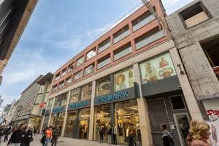 Appartement met 3 slaapkamers en terras in hartje Brussel. Dit appartement, gelegen in de levendige Nieuwstraat in Brussel, bevindt zich op een...