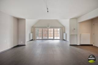 Duplexappartement gelegen te Munsterbilzen, Vlekkert 10 bus 1.Dit stijlvolle duplexappartement bevindt zich in een rustige en groene omgeving, op...