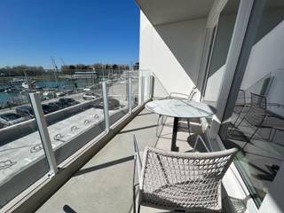 Ontdek dit lichtrijke 2 slaapkamer appartement in Zeebrugge, ideaal gelegen met een uniek lateraal, direct zicht op de haven. Hier geniet u...