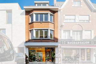 Multifunctioneel handelspand met woon- en werkmogelijkheden op 40 m van de Markt van Roeselare. Op zoek naar een pand met tal van mogelijkheden op een centrale ligging in Roeselare ?<br /><br />Dit multifunctioneel pand in de Manestraat, <strong>op wandelafstand van de Markt en diverse parkeermogelijkheden</strong>, combineert een commerciële ruimte op het gelijkvloers met meerdere verdiepingen die ingericht kunnen worden<strong> als woon- of werkruimte</strong>. Het pand onderging recent een mooie opfrissing en verschillende vernieuwingen, waardoor het een uitstekende basis vormt voor zowel ondernemers als investeerders. Handelsruimte ideaal voor kantoor / shop.<br /><br /><strong><em>Voor eigen gebruik of als uitstekende investering om te verhuren </em></strong><br /><br />De gelijkvloerse handelsruimte van +/- 40m² beschikt over een ruime etalage en biedt tal van commerciële mogelijkheden.<br />Dankzij de indeling en centrale ligging is deze ruimte onder meer geschikt voor: <strong>kapsalon; schoonheidssalon of nagelstudio; koffiebar; kantoor of praktijkruimte; reisbureau; diverse andere handels- of zelfstandige activiteiten.</strong><br />Daarnaast beschikt het pand over een kelder, handig als extra opslagruimte.<br /><br />Boven de handelsruimte bevinden zich nog <strong>drie verdiepingen</strong>, die naar eigen behoefte kunnen worden ingericht.<br /><br />Op de eerste verdieping is er <strong>ruimte voor een leef- of extra werkruimte</strong>, alsook keukenruimte en toilet.<br /><br />De twee bovenliggende verdiepingen bieden bijkomende ruimte die bijvoorbeeld kan worden ingericht met één tot drie slaapkamers, een bureauruimte, hobbyruimte of extra workspace.<br /><br />Hoewel de bovenverdiepingen recent niet als woonruimte werden benut, biedt het pand vandaag een interessante opportuniteit om een combinatie van wonen en werken te realiseren, mits de nodige aanpassingen en conform de geldende voorschriften.<br /><br />Een pand met dubbele troef dankzij de combinatie van een commerciële ruimte en de ruime bovenliggende verdiepingen is dit een bijzonder veelzijdig pand. Ideaal voor wie zijn zaak wil combineren met een eigen woon- of werkplek, maar eveneens interessant als investering met verschillende mogelijke invullingen. Het EPC is gekoppeld aan de handelsruimte.<br /><br />Op de bovenverdiepingen zijn recent vernieuwde ramen aanwezig, voorzien van hoog rendementsglas. Met enkele verdere toevoegingen en aanpassingen kan hier een bijzonder interessante woon- en werkomgeving ontstaan.<br /><br /><strong>In 2021 werden volgende werken uitgevoerd :</strong>
<ul>
	<li>Op de bovenverdiepingen werden de ramen vernieuwd, voorzien van hoog rendementsglas</li>
	<li>Het dak van de bovenste verdieping werd geïsoleerd aan de binnenzijde : Iso comfort 35 160, RD = 4,55 m2 K/W en voorzien van nieuwe Gyproc</li>
	<li>Alle buiten goten werden vernieuwd : aan de binnenkant voorzien van Epdm en buitenkant in PVC</li>
	<li>In 2025 werden uitgevoerd Schilderwerken en reparaties muren nl 1ste 2de 3de verdieping inclusief muren traphall en werden de plafond</li>
	<li>verlichting voorzien van ledlampen</li>
	<li>In 2026 werden linker zijgevel en achtergevelbekleding werd vernieuwd en geïsoleerd (Isolatiedikte 80mm + 25mm R- waarde: 4,35 m²K/W</li>
	<li>En op de beneden verdieping werd de kelder voorzien van een nieuwe trap</li>
</ul>
Met enkele verdere toevoegingen en aanpassingen kan hier een bijzonder interessante woon- en werkomgeving ontstaan.<br /><br /><strong>Troeven op een rij:</strong>

<ul>
	<li>Centrale ligging op 40 m van de Markt van Roeselare</li>
	<li>Goede bereikbaarheid en parkeermogelijkheden in de omgeving</li>
	<li>Handelsruimte van ca. 40 m² met etalage</li>
	<li>Kelder aanwezig</li>
	<li>WONEN &amp; WERKEN in 1 pand !</li>
	<li>+/- 130-150m² bruikbare ruimtes</li>
</ul>
<br />Laat u verrassen door de mogelijkheden die dit verrassend pand  te bieden heeft en plan snel uw bezoek en bel ons op het nummer 051/624040
