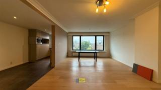 Welkom in dit moderne apartement gelegen in Mortsel, een woning met veel potentieel en charme. Dit ruime appartement van 94m² biedt een...