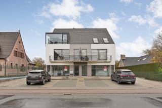 Waregem: Gelijkvloerse kantoor- of handelsruimte met voorliggende parking te koop in het centrum van Waregem. De handelsruimte is opgedeeld in twee...