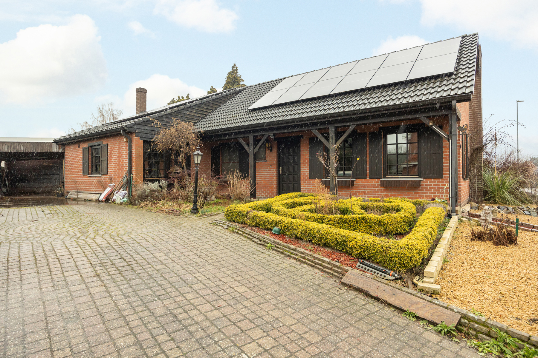 Ruime woning met grote tuin op centrale ligging - foto 2