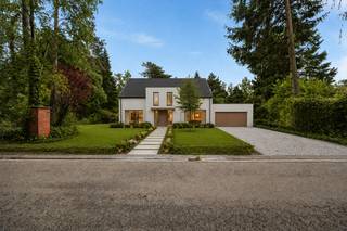 <strong><span>Prachtige bouwgrond op toplocatie</span></strong><br /><br />Op zoek naar de ideale locatie om uw droomwoning te realiseren? Deze ruime <strong>bouwgrond </strong>met een oppervlakte van 1500 m2 biedt tal van mogelijkheden voor het bouwen van een open bebouwing. Het perceel, gelegen in een groene omgeving, heeft de perfecte uitvalbasis vlakbij het centrum, sportcentra, scholen en winkels. <br /><br />De <strong>bouwgrond </strong>heeft een zuid georiënteerde tuin in een rustig gelegen straat. Het perceel heeft een enorme straatbreedte van meer dan 40 meter en biedt tal van mogelijkheden. Een unieke kans om uw droomwoning te realiseren!<br /><br /><span>Extra troeven</span>:<br />- zuid oriëntatie<br />- enorme straatbreedte (+ 40m)<br />- bouwklaar perceel<br /><br />Voor meer informatie over deze <strong>bouwgrond </strong>kan u mij vrijblijvend contacteren op 0479 22 90 35 of roel@reds.be.