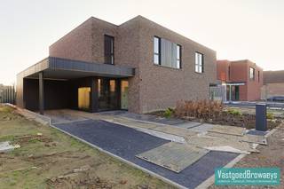 Deze energiezuinige en duurzame nieuwbouw woning kan u nog tot 30 juni 2025 aankopen aan het btw tarief van 6% indien u hier mee in aanmerking komt. <br /><br />Kwaliteit staat hier hoog aangeschreven en u kunt deze woningen niet zo maar vergelijken met een sleutel op de deur. De gepresenteerde foto's zijn van een reeds opgeleverde woning maar u kunt zelf naar eigen smaak u droomwoning inrichten. Wij geven u de garantie dat alles zal afgewerkt zijn tegen 30juni 2025. <br /><br />Bezoekdag gaat door op 22/03/2025 van 10 tot 11u, kom vrijblijvend langs.