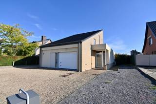 Deze moderne en vooruitstrevende woning, gebouwd in 1998, is gelegen op een mooi en goed georienteerd perceel van 7a36ca en bevindt zich op een rustige locatie nabij het centrum van Alken. Dankzij de open bebouwing geniet u hier van privacy, ruimte en een aangename woonomgeving. De centrale ligging zorgt voor een topbereikbaarheid richting Hasselt en Sint-Truiden, met de N80 die vlakbij gelegen is.<br /><br />Bij het betreden van de woning komt u in een ruime inkomhal met gastentoilet. De lichtrijke leefruimte, dankzij de grote raampartijen en dakkoepel, sluit naadloos aan op de open, volledig geïnstalleerde keuken, wat zorgt voor een hedendaags en open woongevoel. De keuken is ingericht met een fornuis (keramische kookplaat en heteluchtoven - Electrolux), een dampkap (NOVY), een koelkast (LIEBHERN), een afwasmachine (MIELE) en een gelamineerd werkblad met spatwand voorzien van een dubbele spoelbak. Verder beschikt het gelijkvloers over een praktische wasplaats/berging, een garage met extra bergruimte en een handige zij-ingang/traphal. Tevens bevinden zich op het gelijkvloers de ingerichte badkamer en een slaapkamer, wat de woning bijzonder geschikt maakt voor gelijkvloers wonen of werken aan huis.<br /><br />Op de eerste verdieping vinden we een nachthal, een toiletvoorziening, en twee volwaardige slaapkamers waarvan één met open mezzanine.<br /><br />Buiten is het zuidoost gerichte perceel volledig omheind en aangelegd, met een carport en voldoende ruimte om in alle rust te genieten van het groen. Zowel de buitenruimte (inrit, inkom) en het grote terras zijn voorzien van lichtpunten.<br /><br />Deze woning combineert een praktische indeling, een moderne uitstraling en een gunstige ligging, en vormt daarmee een ideale thuis voor gezinnen of wie op zoek is naar comfortabel wonen met alle voorzieningen binnen handbereik. De woning werd uitgerust met een nieuwe CV-ketel en airconditioning op beide verdiepingen. De zij-ingang kan eveneens zorgen dat de bovenverdieping eventueel kan dienen als kangoeroewoning.<br /><br />Interesse? Aarzel dan niet en bel ons snel op 011 70 70 19.