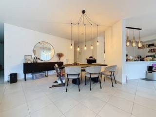 Dit grote BEN gelijkvloers appartement ligt echt midden in het centrum van Kontich en werd gebouwd in 2022.<br /><br />Alle kleinhandelaars, gaande van de lekkerste bakker, slager, traiteur, boekenwinkel, kledingwinkels, kapper, banken, chocolatier en viswinkel zijn binnen wandelafstand !<br /><br />Het energiezuinig appartement werd volledig uitgerust met kwaliteitsmaterialen, dit gecombineerd met het gemoedelijk karakter van Kontich zorgt voor zorgeloos wooncomfort.<br /><br />We komen binnen via je eigen private inkomhal met gastentoilet, deze leidt je naar alle verschillende kamers.<br /><br />Het appartement beschikt verder over twee slaapkamers, een ruime bergruimte en mooie kwaliteitsvolle ingerichte badkamer met inloopdouche.<br />Verder kan je genieten van in een lichtrijke leefruimte met open keuken er is tevens een gemeenschappelijke tuin met private terras.<br /><br />Mogelijkheid tot het bijhuren van een ondergrondse staanplaats. Het appartement beschikt over individuele zonnepanelen, zonnewerend en isolerend buitenschrijnwerk, regenwaterrecuperatie voor toilet en ventilatiesysteem type C+ met Health-box (Renson).<br /><br />Er is tevens een lift tot op de ondergrondse verdieping, gemeenschappelijke fietsen- en afvalberging.<br />de Huisleverancier : Persoonlijk, voor iedereen Service, Kwaliteit en Vertrouwen !<br /><br /><span>EPC-waarde : xx kWh/m2/jaar (Label A)</span>
