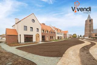<p>Aan de rand van het centrum op een zeer unieke en rustige locatie onder de schaduw van de Sint-Michielskerk treft u dit stijlvolle en authentieke nieuwbouwproject bestaande uit verschillende energiezuinige woningen. <br />Alle woningen voldoen aan de hedendaagse normatieven en bestaat op de gelijkvloers uit een inkomhal met apart toilet met aansluitend een ruime leefruimte die uitzicht en toegang geeft naar de tuin. Deze is voorzien van een tuinberging die bereikbaar via een achterliggende servitude. Verder treft u een volledig geïnstalleerde eetkeuken met aangrenzende wasplaats met toegang naar de ondergrondse parkeerplaats en berging. <br />Op de 1ste verdieping treft u 3 ruime slaapkamer en een volledig geïnstalleerde badkamer met toilet. Op de 2de verdieping treft u een zeer ruime zolder die mits een meerprijs verder af te werken is.<br />Vlotte bereikbaarheid per fiets, openbaar vervoer en auto richtng B-Turnhout en NL-Tilburg.<br />Stijlvol woonproject op een historische en rustige locatie, energiezuinig(A-label), inclusief parking, oplevering einde 2025.<br />Interesse? Wees er snel bij, laatste 8 units beschikbaar.</p>