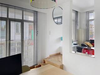 Dit appartement op de eerste verdieping (met lift) is schitterend gelegen, pal in het centrum, met zicht op de Binnennete. Het kan, indien gewenst, volledig bemeubeld en ingericht gehuurd worden. Optioneel is er de autostaanplaats (aan 80 €/maand) in de garage op de benedenverdieping. Indeling: Inkom met ingebouwde vestiairekast, gastentoilet, leefruimte met gashaard, eetkamer met aansluitende een halfopen geïnstalleerde keuken. Verder is er de ruime slaapkamer met badkamer (extra toilet en grote inloopdouche) en een wasplaats. Het balkon loopt langsheen het appartement.