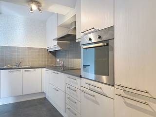<p><span>In een modern en verzorgd gebouw in Boom vinden we dit aangename duplexappartement, een ideale kans voor wie op zoek is naar een </span><strong><span>betaalbaar eerste appartement</span></strong><span> of een </span><strong><span>vlot verhuurbare investering</span></strong><span>.</span></p>
<p><span>Het appartement beschikt over een praktische indeling en biedt mits enkele schilderwerken de mogelijkheid om er naar eigen smaak een gezellige thuis van te maken.</span></p>
<p><span>Op de eerste verdieping komen we binnen in de inkomhal met </span><strong><span>gastentoilet</span></strong><span>. De woonkamer geniet van een aangename leefruimte met </span><strong><span>deels open keuken</span></strong><span>, aansluitend is er een handige </span><strong><span>berging/stookplaats</span></strong><span>.</span></p>
<p><span>Op de verdieping bevinden zich </span><strong><span>twee slaapkamers</span></strong><span> en de </span><strong><span>badkamer</span></strong><span>.</span></p>
<p><span>Een belangrijke extra troef is de </span><strong><span>privatieve garagebox</span></strong><span>, waardoor parkeren of extra bergruimte verzekerd is. Daarnaast kunnen de bewoners gebruikmaken van de </span><strong><span>gemeenschappelijke tuin</span></strong><span>, een aangename bijkomende buitenruimte.</span></p>
<p><span>Dankzij het </span><strong><span>gunstige EPC</span></strong><span> blijven ook de energiekosten onder controle.</span></p>
<p><strong><span>Een interessante opportuniteit voor starters én investeerders:</span></strong><span> met wat opfriswerken maak je hier een leuk en comfortabel appartement van, terwijl de combinatie van twee slaapkamers, garage en tuin zorgt voor een goede verhuurbaarheid.<br /></span></p>
<p><strong><span>Troeven:</span></strong></p>
<ul>
<li><span>Duplexappartement in modern gebouw</span></li>
<li><span>Twee slaapkamers</span></li>
<li><span>Woonkamer met deels open keuken</span></li>
<li><span>Praktische berging/stookplaats</span></li>
<li><span>Gastentoilet</span></li>
<li><span>Privatieve garagebox</span></li>
<li><span>Gemeenschappelijke tuin</span></li>
<li><span>Gunstig EPC</span></li>
<li><span>Ideaal als eerste eigen woning</span></li>
<li><span>Interessant als verhuurinvestering</span></li>
<li><span>Mits schilderwerken volledig naar eigen smaak in te richten</span></li>
</ul>
<p><strong><span>Interesse?</span></strong><span> Neem gerust contact met ons op voor meer informatie of een bezoek ter plaatse.</span></p>
<p><span></span></p>
