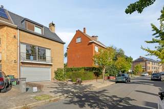 Bent u op zoek naar een ruime woning met een praktische indeling, een grote garage, tuin én terras? Dan is deze halfopen bebouwing in de Crocussenstraat 13 te Vilvoorde zeker een bezoek waard. De woning beschikt over 3 slaapkamers, een polyvalente ruimte op het gelijkvloers en een aangename tuin met vijver.<br /><br />Indeling:<br />Gelijkvloers:<br />- Grote garage<br />- Berging<br />- Aparte kamer, ideaal als bureau, hobbyruimte of eventueel kleine slaapkamer<br />- Apart toilet<br />- Toegang tot de tuin<br />- Tuin met vijver<br />- Ruime oprit<br /><br />1e verdieping:<br />- Grote open leefruimte met woonkamer en eetkamer<br />- Open keuken<br />- Groot terras, aansluitend op de leefruimte<br /><br />2e verdieping:<br />- 3 slaapkamers<br />- Badkamer<br /><br />Een veelzijdige woning met een mooie combinatie van binnen- en buitenruimte, gelegen te Vilvoorde. Ideaal voor wie op zoek is naar een ruime gezinswoning met garage en tuin.<br /><br />Interesse? Contacteer ons voor meer informatie of plan uw bezoek!<br /><br />Bestuursmaatregelen in het maatregelenregister: nee