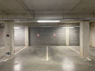 Twee ondergrondse staanplaatsen te midden het centrum Van Antwerpen, gelegen in residentie De Dams. <br /><br />Mogelijkheid tot aankoop van één of twee plaatsen aan 48.000 euro per staanplaats.