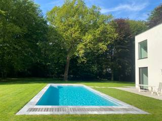 <strong><br />GELIJKVLOERS</strong><br /><strong>Ruime inkomhal 38m²</strong>, voorzien van gastentoilet en handenwasser in marmer. Een elegante kastenwand met ingebouwde zitbank voegt een extra vleugje stijl toe, terwijl een lift voor 4 personen en een zwevende trap naar de eerste verdieping een moderne touch bieden.<br /><strong>Woonkamer 55m²</strong> met veel natuurlijke lichtinval, gashaard en een kastenwand voor de televisie met extra opbergruimte.<br /><strong>Eetkamer 34m²</strong> met zicht op de tuin.<br /><strong>Strakke en lichte leefkeuken 40m²</strong> beschikt over een werkblad in Composiet en een strakke ontbijttafel in Mortex. De keuken is volledig uitgerust met Miele apparatuur, waaronder een inductiekookplaat, koelkast, vaatwasser, warmeluchtoven, stoomoven, en een Liebherr wijnkoeler. Een koffiecorner, bediend via domotica, voegt een handige touch toe. Via een groot schuifraam is er toegang tot de tuin.<br /><strong>Bijkeuken/wasplaats 14m² </strong>is volledig ingericht met kamerhoge kasten, een uitgietbak, extra diepvriezer en verhoogde was- en droogkast. In de vloer is een noodtrap naar de kelder verwerkt.<br /><strong>Bureel 31m²,</strong> beschikt over een volledige kastenwand en een aparte ingangsdeur, wat het ideaal maakt voor professioneel gebruik.<br /><br /><strong>Garage voor 2 wagens 47m²,</strong> verdeeld in twee delen met vloerverwarming, automatische poorten, een laadpaal en een uitgietbak.<br /><br />Natuurlijk aangelegde zuidwesttuin met 100 jaar oude bomen in rode en groene tinten. Verschillende terrassen (in totaal 90m²) bieden de perfecte setting voor buitenactiviteiten. De tuin is volledig omheind en afgesloten met een zwarte stalen automatische poort. Het zwembad (12m bij 5m ) is voorzien van een automatisch roldek en wordt verwarmd met een warmtepomp. Er is ook een vergunning voor de bouw van een poolhouse van 40m². <br /><br /><strong>1STE VERDIEPING</strong><br />De ruime, zonnige <strong>overloop van 35m² </strong>beschikt over een extra technische berging.<br /><strong>Hoofdslaapkamer 26m²</strong>, is voorzien van kamerhoge ramen en een ingerichte <strong>dressing van 25m²</strong>. De aangrenzende <strong>hoofdbadkamer van 34m²</strong> is uitgerust met een ligbad, grote inloopdouche, dubbele wastafel en toilet.<br /><strong>2de slaapkamer 22m²</strong>, heeft een ensuite <strong>2de badkamer van 11m²</strong> met een grote inloopdouche, wastafel en toilet.<br />De <strong>derde en vierde slaapkamer</strong>, elk met een oppervlakte van<strong> 20m²</strong>, delen een <strong>3de wasruimte 6m².</strong><br /><br /><strong>BIJZONDERHEDEN</strong><br />Het gehele huis is voorzien van extra grote tegelvloeren met vloerverwarming. Verwarming wordt geleverd door een geothermische warmtepomp. Er zijn 16 zonnepanelen met opslagbatterij, zwarte aluminium ramen, een waterontharder, vliegenhorren, veiligheidssloten, en ingebouwde Ledverlichting. Het huis is uitgerust met een alarmsysteem met raam- en deurcontacten, sensoren verbonden met een meldkamer, en een tuinalarm met camerabewaking. Domotica en ventilatie type D zijn ook aanwezig.<br /><br /><strong>POSITIEVE PUNTEN</strong><br />Toplocatie<br />Zuidwest tuin<br />Nieuwbouw met EPC 23 kWh/m²<br />Ruime kamers