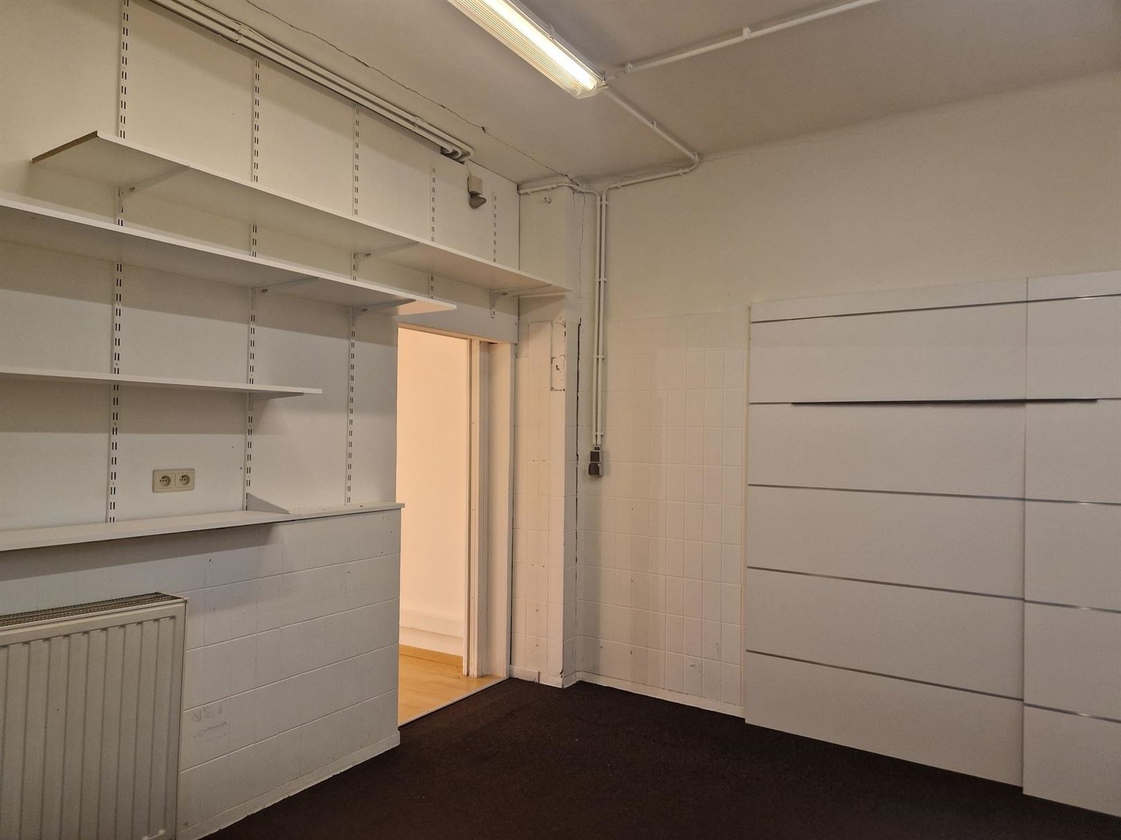 Ruime handelsruimte in het centrum van Brasschaat. - foto 4